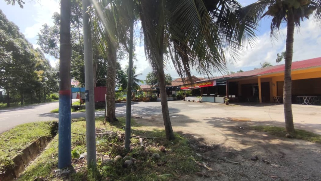 Nearby Lot Entrance